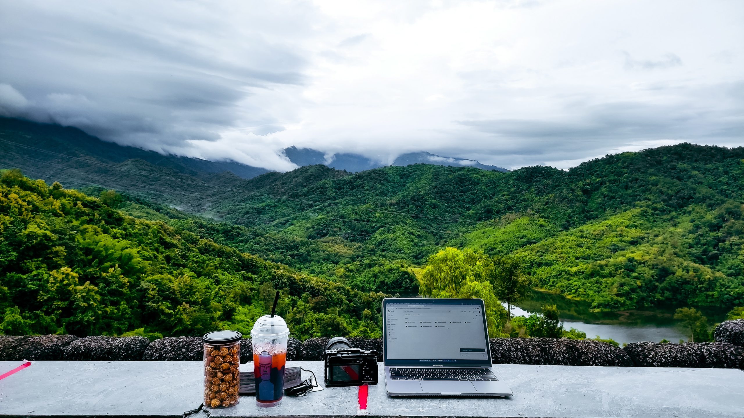 Can CEOs be digital nomads